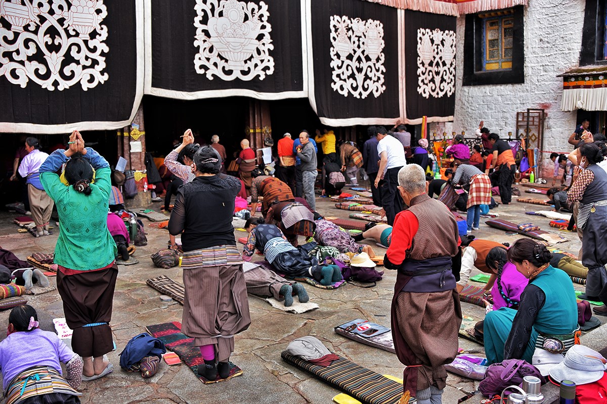 Pilgrims at Jokhang Temple | Photo by Liu Bin