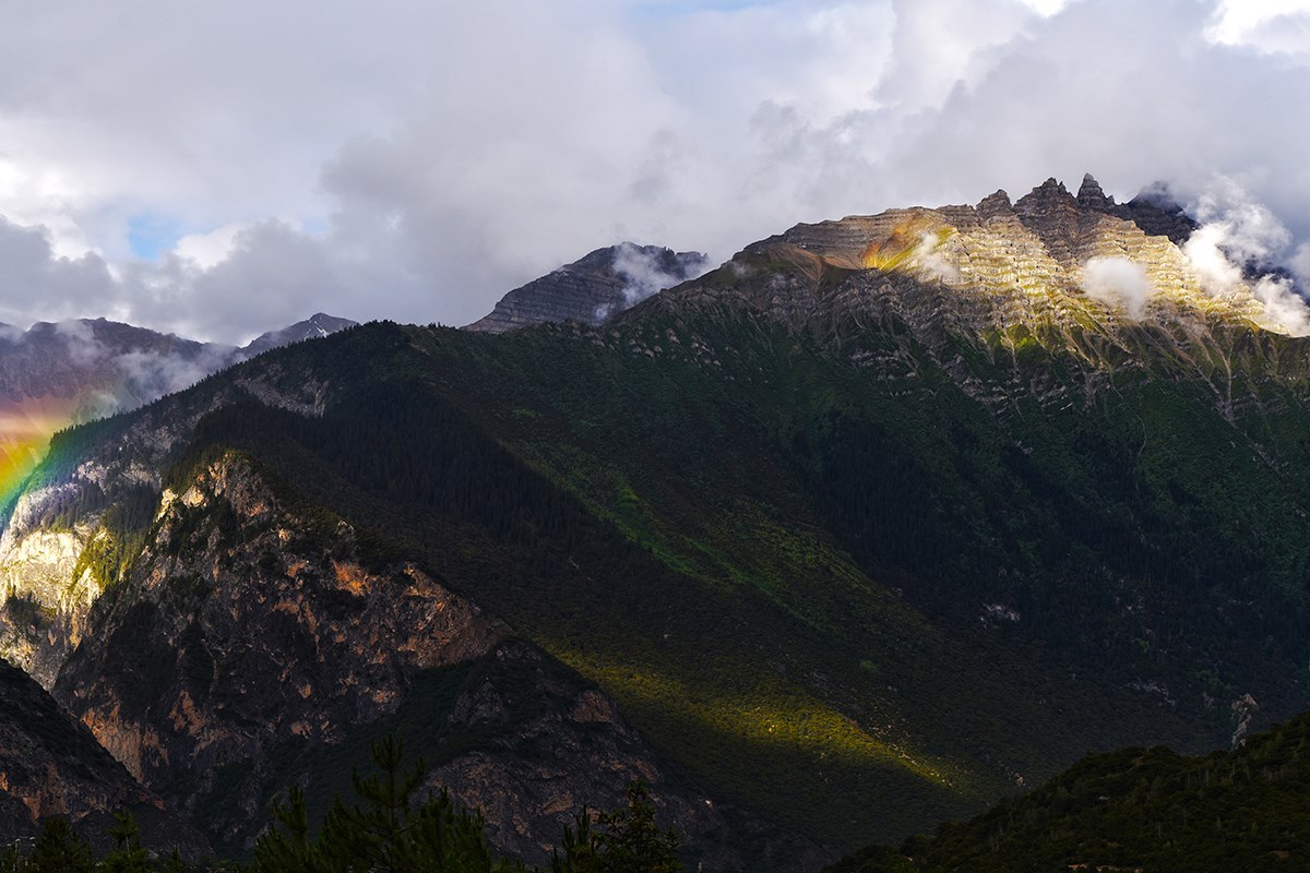 Armour Mountain near Bome | Photo by Liu Bin