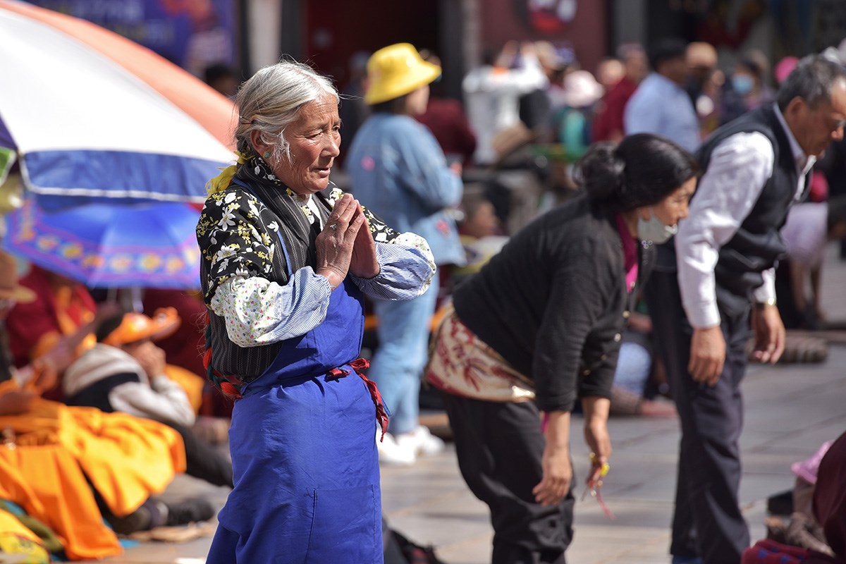 Believers at Jokhang Temple | Photo by Liu Bin