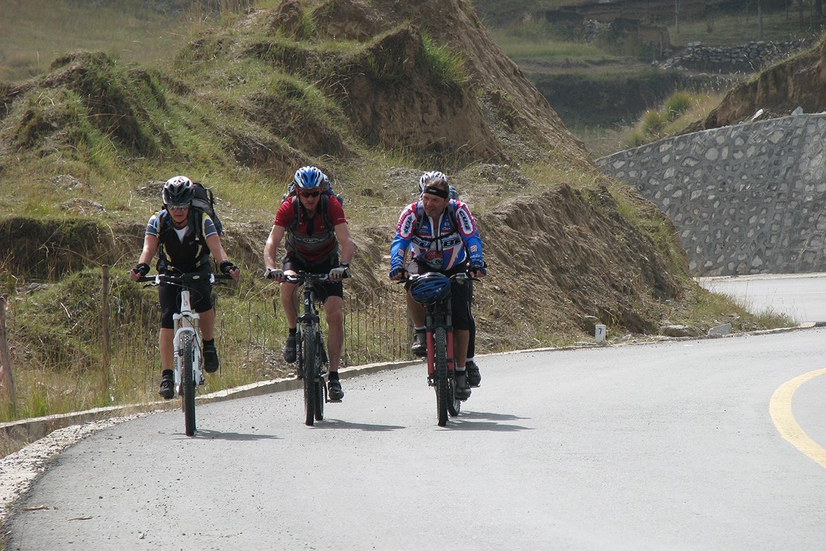 Bike Tour to Amnye Machen | Photo by Ping Pai