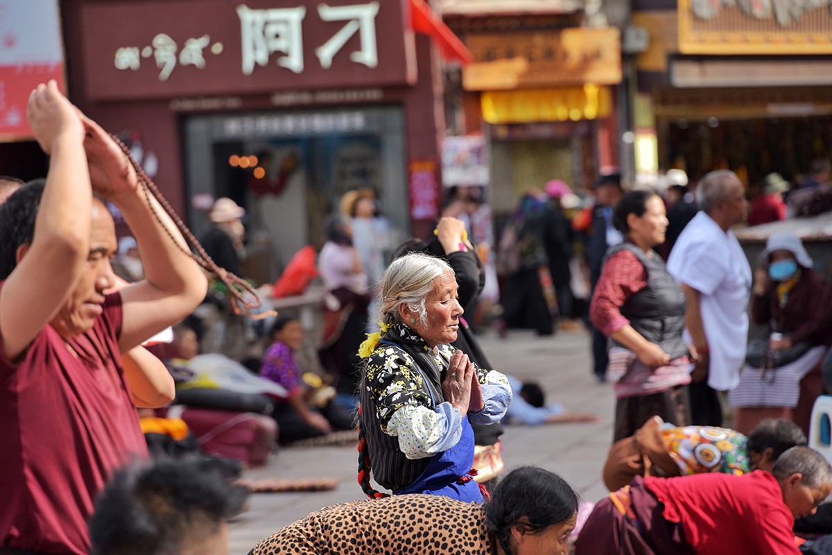 Believers at Jokhang | Photo by Liu Bin
