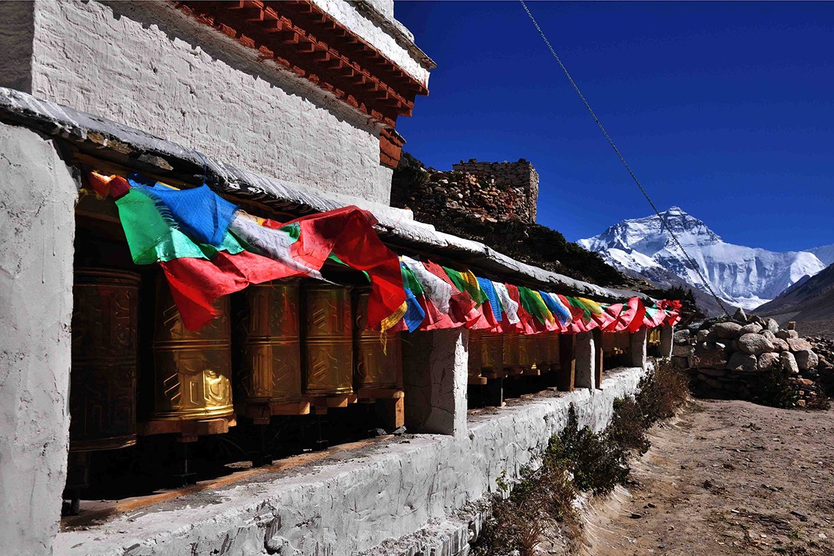 Rongbuk Monastery and Everest (Qomolangma) 