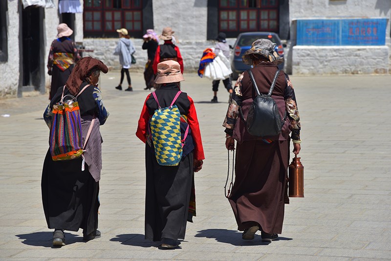 Pilgrims in Tashilunpo Monastery