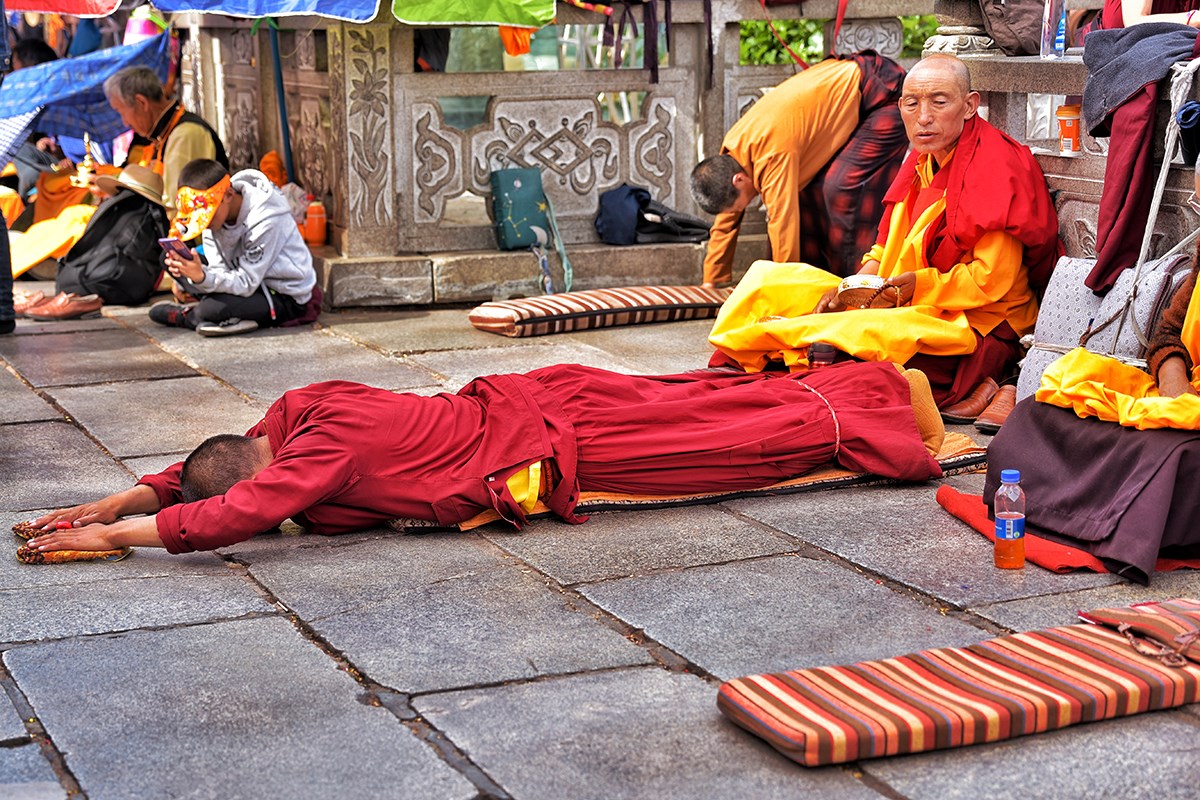 Believers at Jokhang | Photo by Liu Bin 