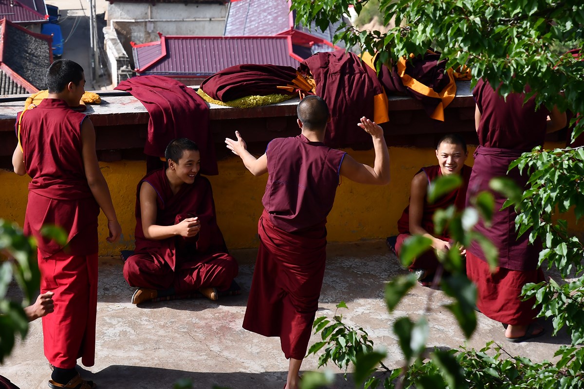 Debate in Ganzi_Monastery | Photo by Liu Bin