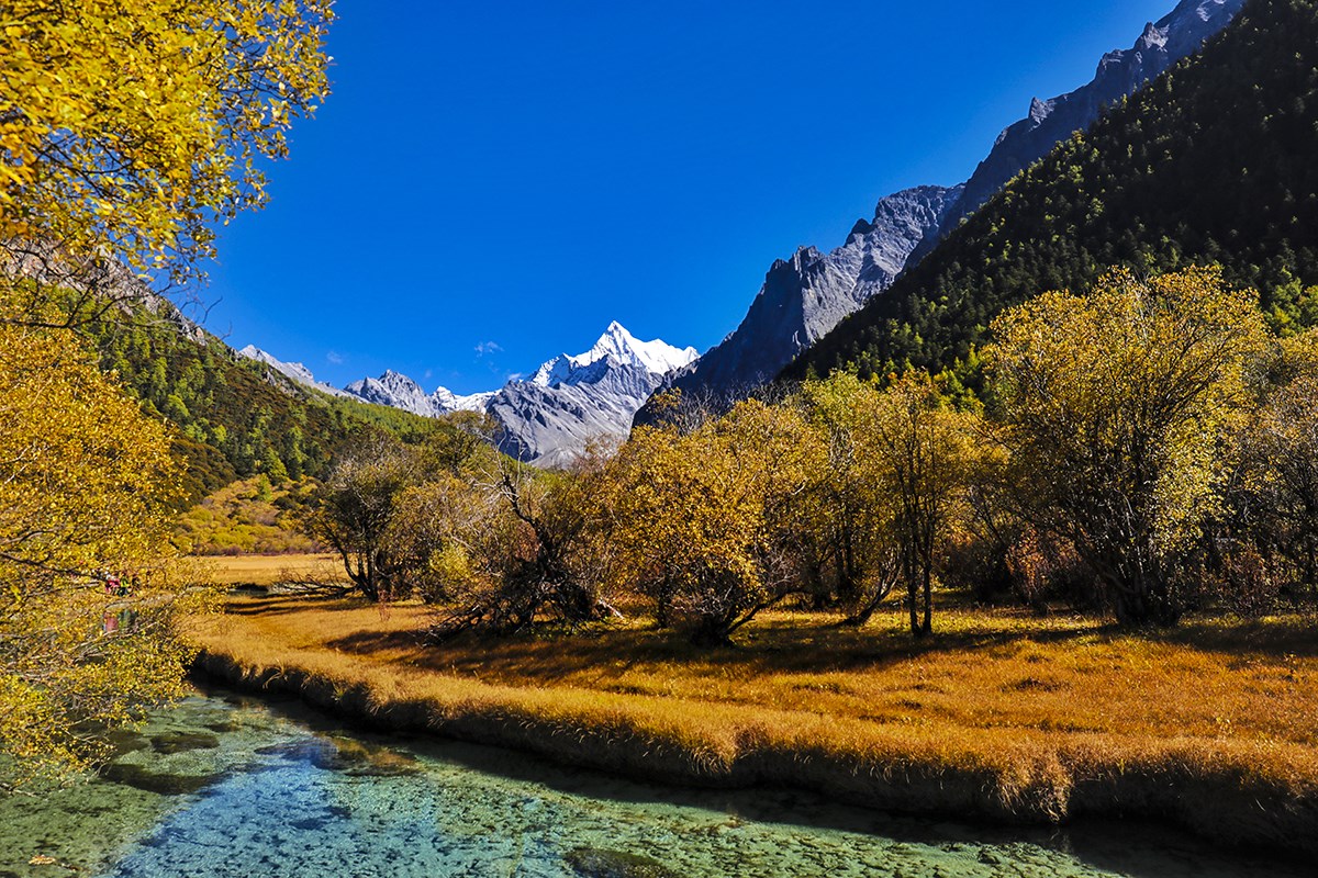 Luorong Pasture and Xialuoduoji in Yading | Photo by Wang Lei