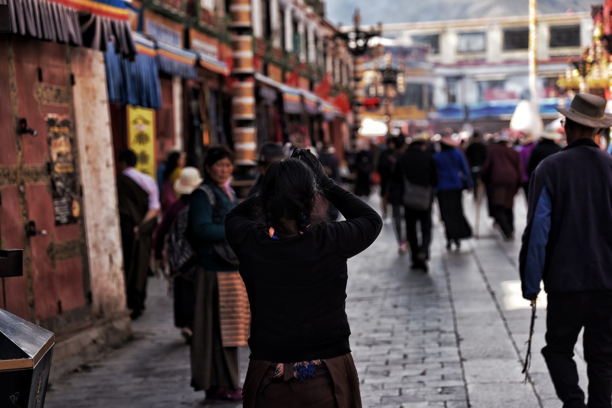 Believers at Barkhor Street | Photo by Liu Bin