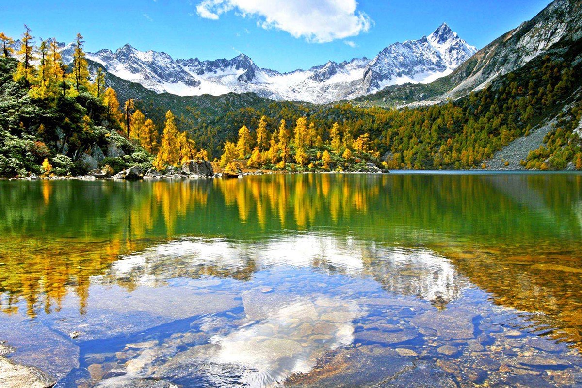 Huluhai Lake and Xiaqiangla Mountain in Dangling Nature Reserve 