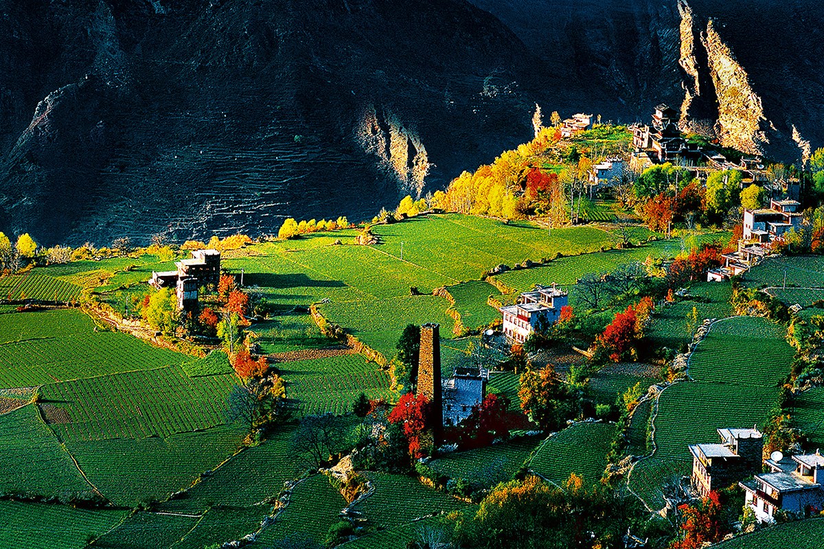 Zhonglu Tibetan Village in Danba 
